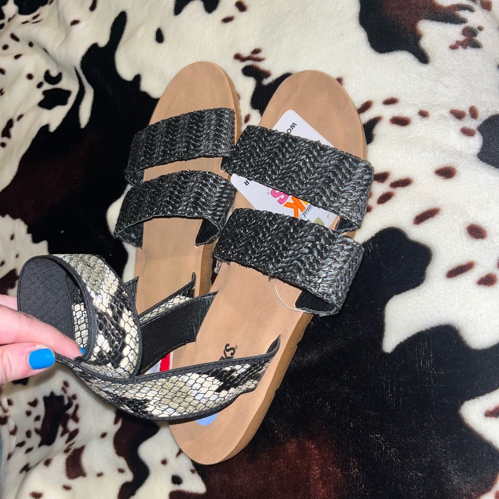 ✨BRAND NEW MUK LUKS SNAKESKIN SANDALS SIZE 9✨